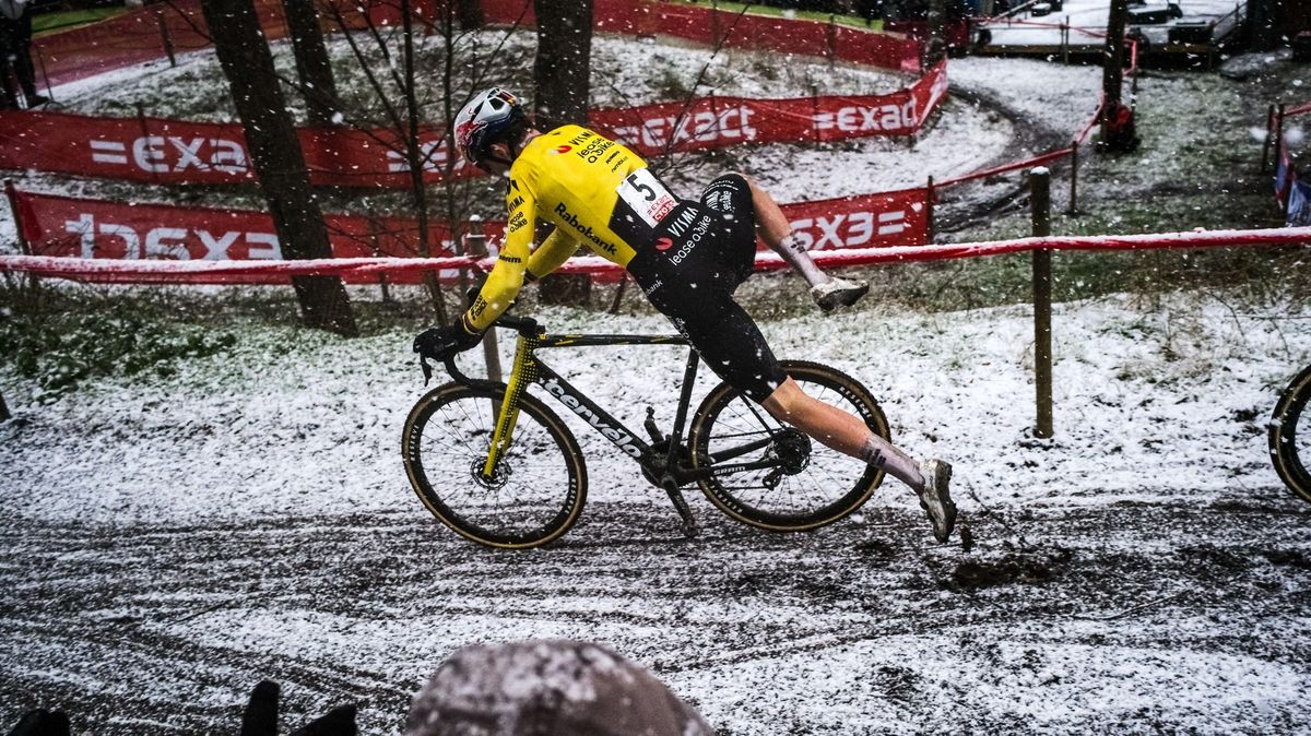 Van Aert musí po pádu na operaci a přijde o MS